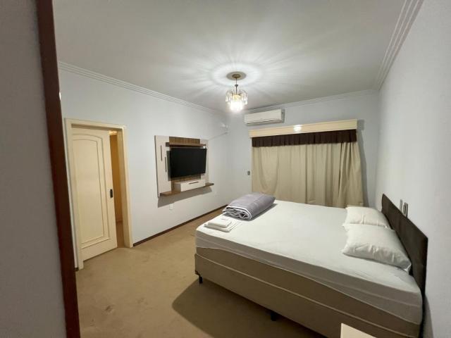 Suíte de luxo no centro com closet e hidromassagem