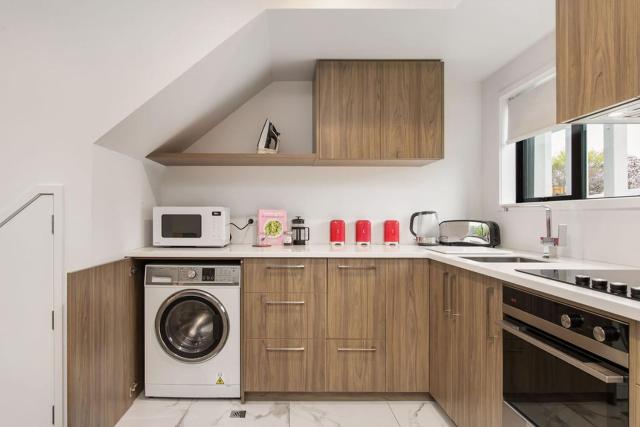 Light & Spacious 2Bdrm Townhouse Off Street Park