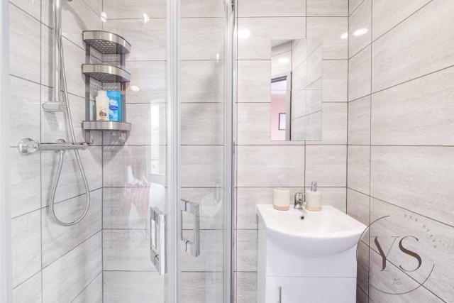 Modern 1C Longton Suite Near Alton Towers with Netflix, Wi-Fi & Kitchenette