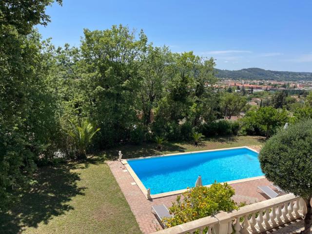 Rez de villa , beau jardin avec piscine
