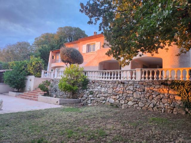Rez de villa , beau jardin avec piscine