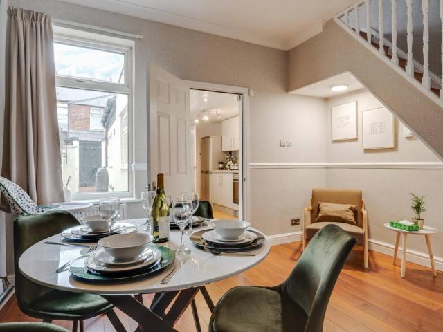 Ivy House, 3 Bed House, Parking - Pass the Keys