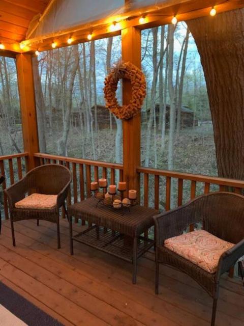 Knotty but Nice-sleeps 6-one minute to lake!