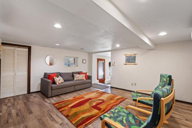 House near Lake w Beautiful Acres to Explore