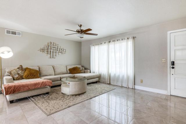 Backyard Oasis! Family-Friendly Tempe Retreat