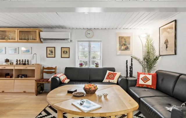 2 Bedroom Amazing Home In Øster Ulslev