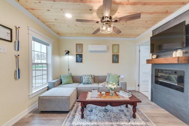 2 Mi to Dtwn: Chic Waco Studio w/ Fire Pit!