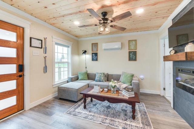 2 Mi to Dtwn: Chic Waco Studio w/ Fire Pit!