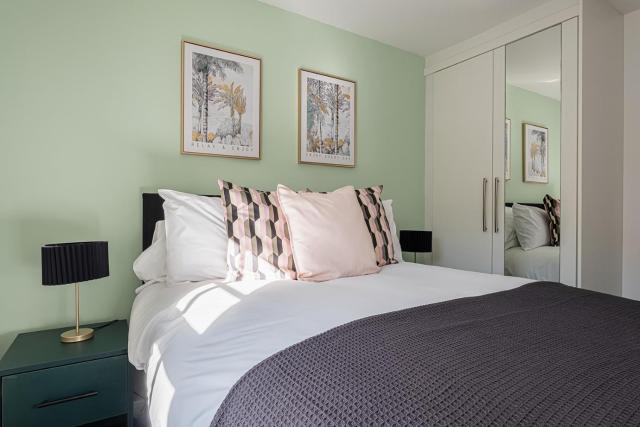 Stylish 3 Bed Home With 2 Bathrooms & Parking