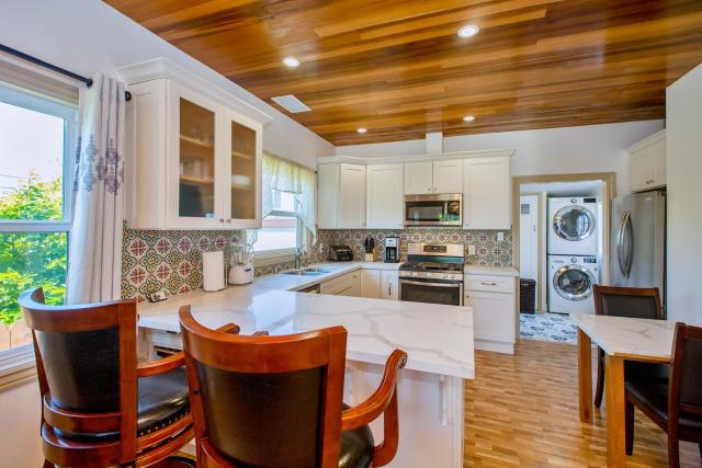 Alameda luxury 2BR 2BA house, AC, near ferry to San Francisco, 2 free parking spaces