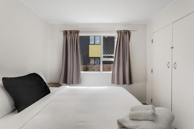Homespun Unit with deck, air-con and parking