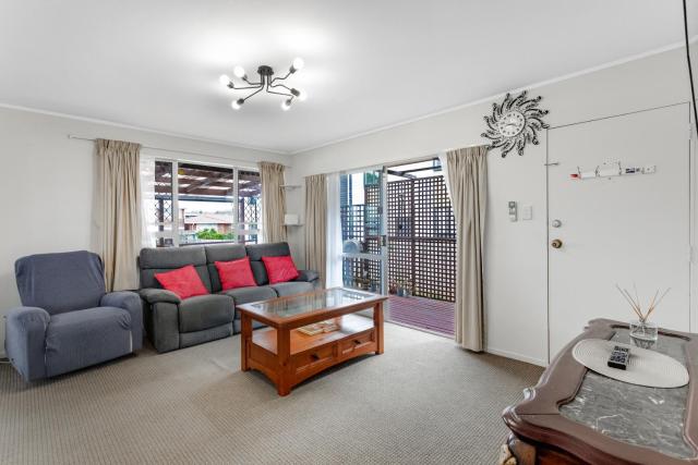 Homespun Unit with deck, air-con and parking