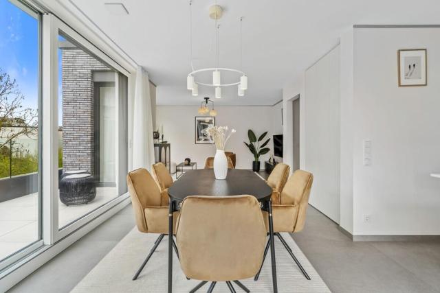Luxury 2BR, Free Parking, Balcony