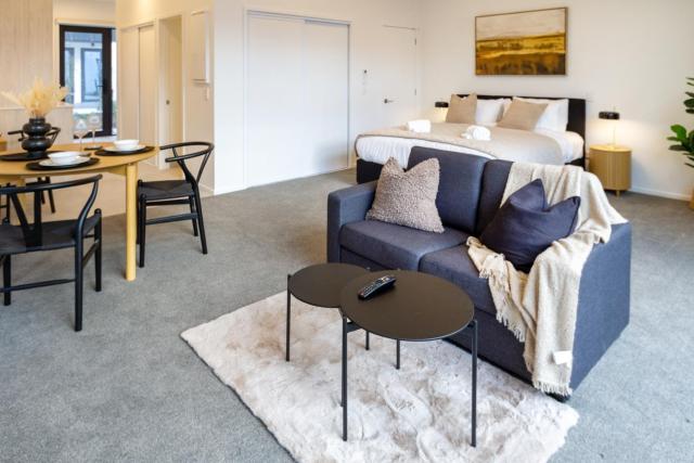 Single Level Studio, CBD Escape: King bed