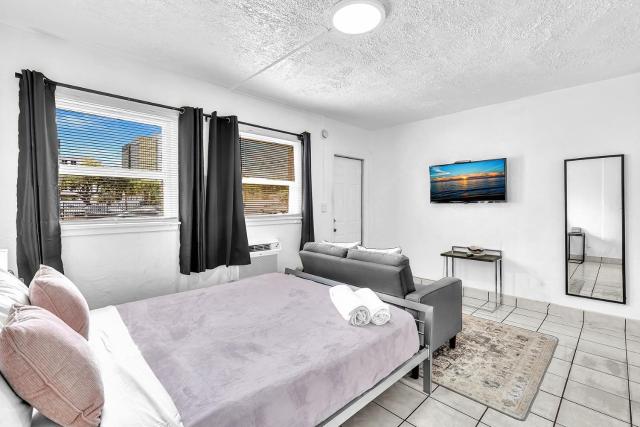 Executive Studio Hollywood Blvd & Near Beach