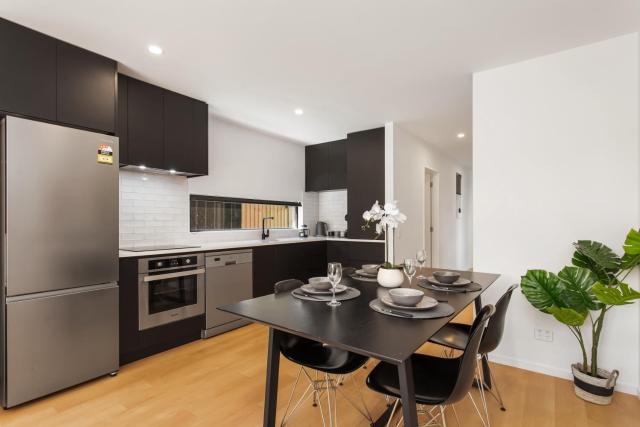 Stylish New 8 Mins CBD Free Parking