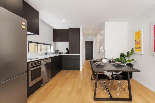 Stylish New 8 Mins CBD Free Parking