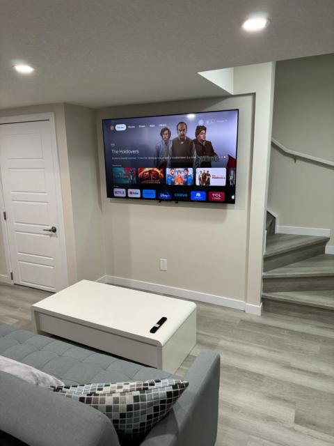 Brand new 2 Bedrooms modern guest suite with separate entrance