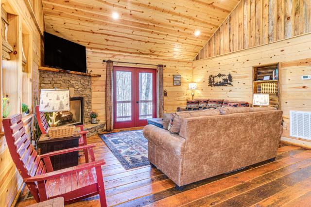Hot Tub + Fire Pit: Dog-Friendly Cabin in Murphy!