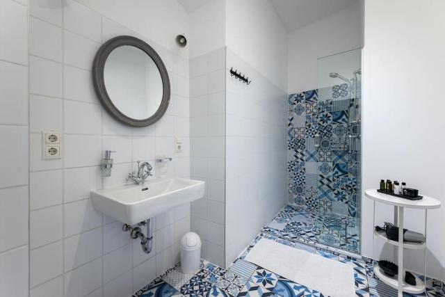 Chic Studio Near Metro & Center by HM