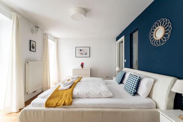 Cozy 1BR Duplex Near Center by HM