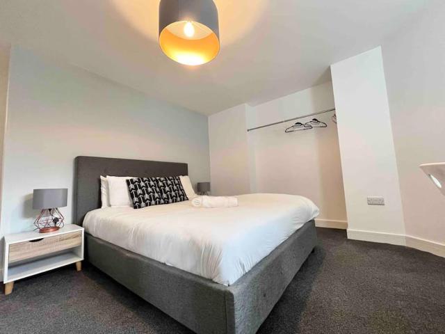 FREE PARKING - Lovely 2-BR Flat near Salford Royal