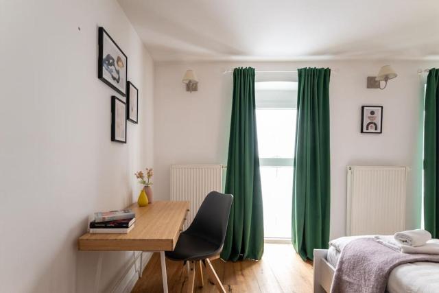 Neat 1BR Duplex by Metro and Center by HM