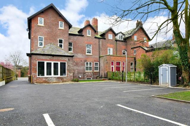 FREE PARKING - Modern 2-BR Flat close to Salford Royal