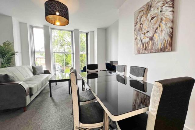 FREE PARKING - Cosy 2-BR Flat near Salford Royal