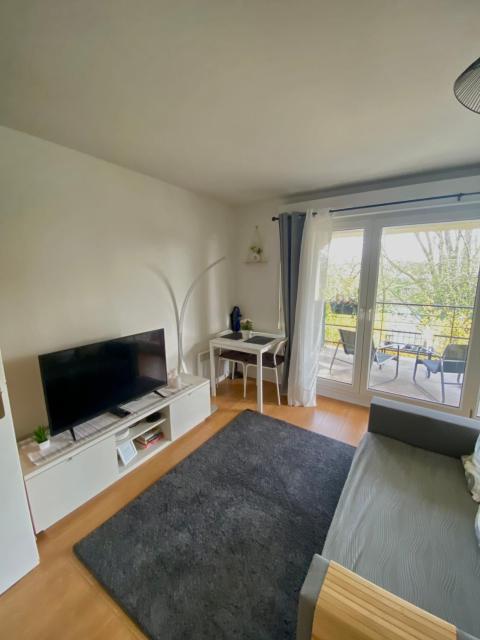 Cozy Riverfront Living, 5-Min Walk To Riverside Train