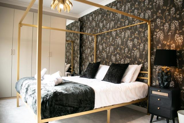Spacious 6 bedroom House - Sleeps 11, Convenient Location, Perfect for FAMILIES