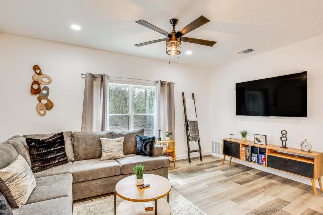 Winnsboro Barndominium w/ Fire Pit & Large Deck!