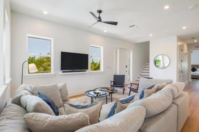 The Crestwood House - Private Heated Pool & Parking
