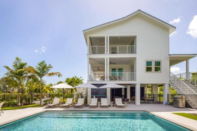 The Crestwood House - Private Heated Pool & Parking