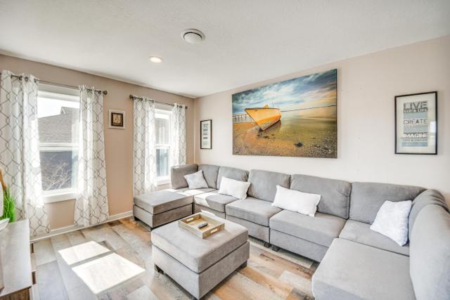 Bright Kitty Hawk Home w/ Hot Tub, Walk to Beach!