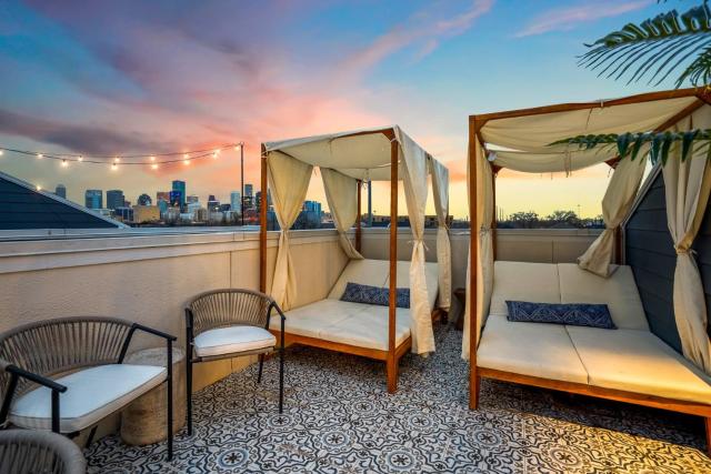 The Green Haus: Luxxe Cabana Rooftop Retreat