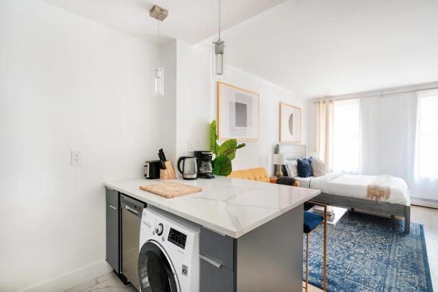 1597-7 Luxury Upper East Studio W&D in unit