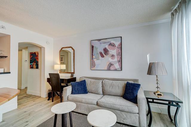 Cute 1 bedroom unit located in Condo Hotel in the heart of Coconut Grove Free Parking