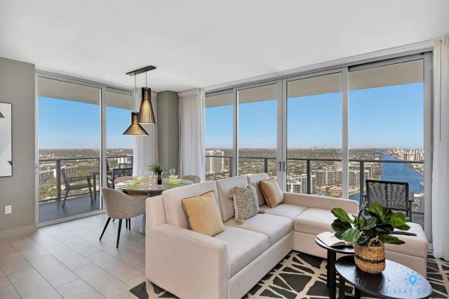 HighFloor with Stunning Views, Pools, Near Beach