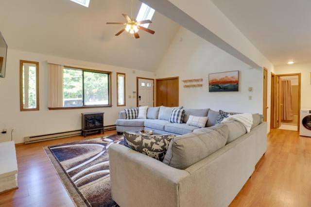 Poconos Cabin: Serene Deck, Fire Pit & Game Room