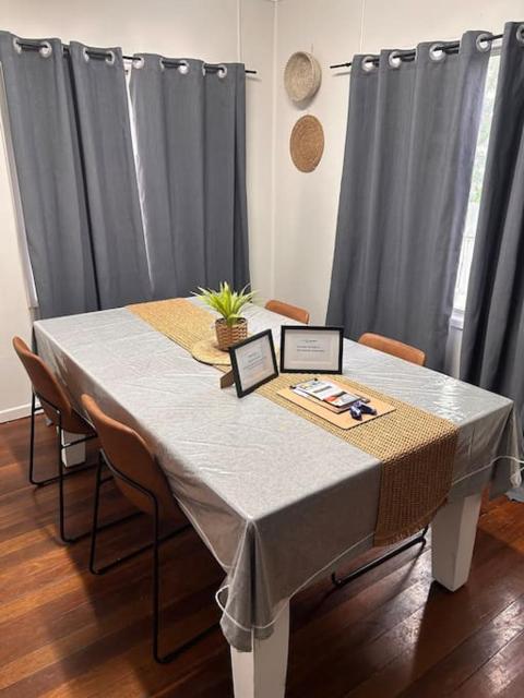 Cosy Town House, Sleeps 8 people