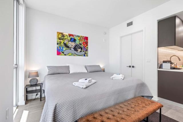 Downtown Luxury Studio Pool and Gym