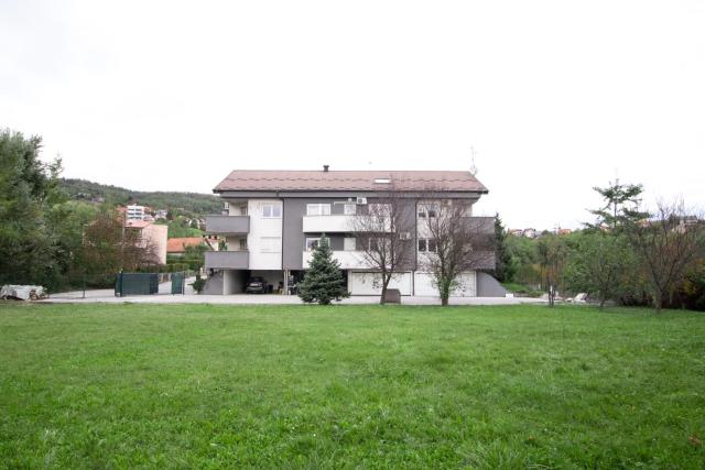 Garden View Home - Two FREE garages and 1800 m2 private Garden-Park-Sport area