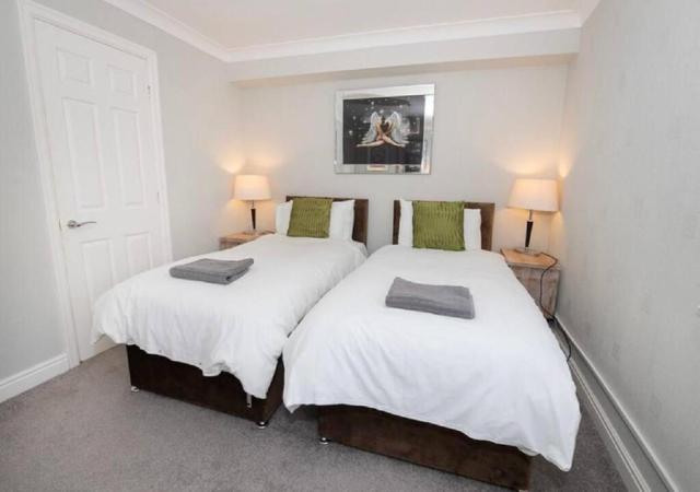 Pelican-Stylish 2-Bed Apartment Close To Beach & Town