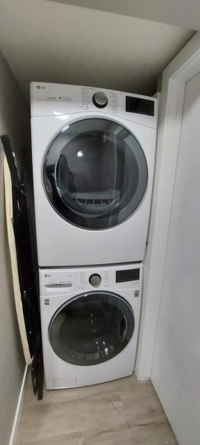 Cozy 2-Bedroom Basement Guest Suite with Private Entrance and Proximity to the Airport