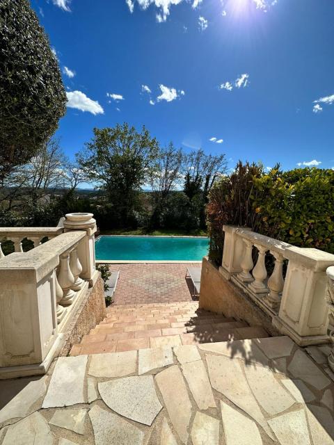 Rez de villa , beau jardin avec piscine