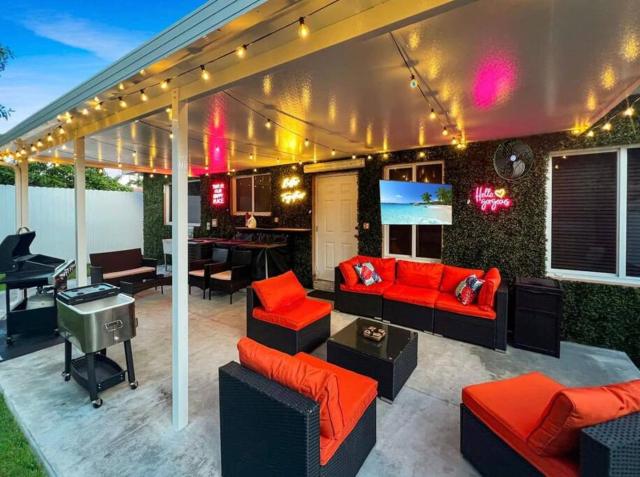 Escape GameRoom, BAR, BBQ, Spacious,KING Bed, All Luxury mattresses, Near Beach, 6 blocks away from Bars, Nite Clubs, Res, Shops