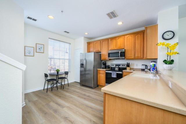 New Listing, Beautiful Townhome, Vista Cay - 4014