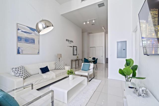Icon 1 Bed With Water Views 16 ft Ceilings and Free Spa Access