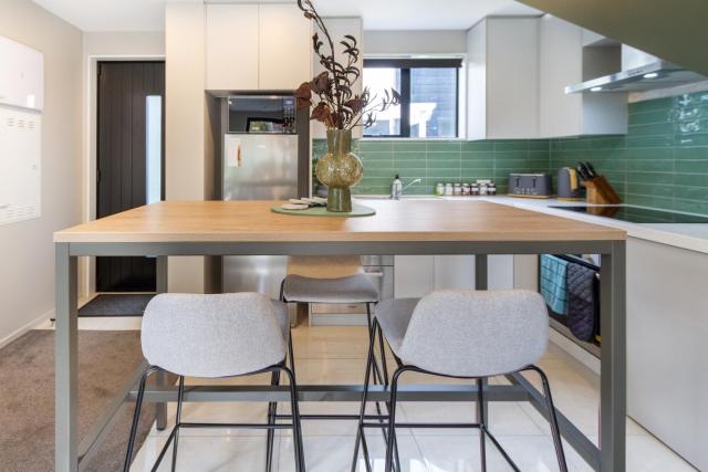 Latimer Square Luxe: 1BR w/ Sofa Bed